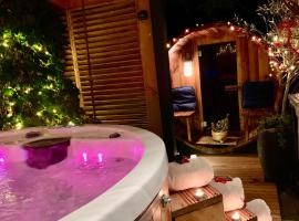 Romantisch Wellness Appartement met privé Hottub Sauna Gamesroom, hotell i Den Ham