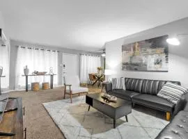 Plush Elegance-walk To At&t Stadent District