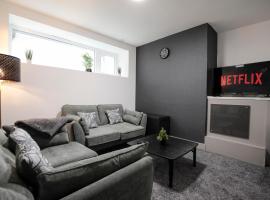 Bartlam Place, Sleeps 6, Free Parking, Central Oldham - By NMB Property, готель у місті Олдем