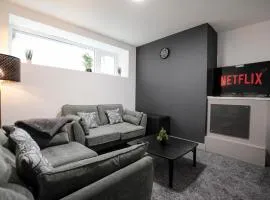 Bartlam Place, Sleeps 6, Free Parking, Central Oldham - By NMB Property