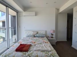 Spacious 3 bedroom, 2 washroom and 2 parking 5 min from train station, hotel a Blacktown