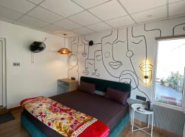 Naktsmītne pie ģimenes Art Bliss Hostel pilsētā Rišikeša