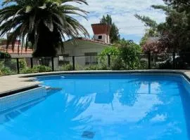 Casa con Pileta y Jardín a tres cuadras del Lago