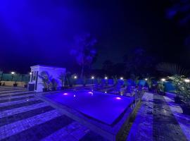 StayHaven Aqua with pvt theatre & pool, vila v mestu Mumbai