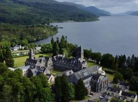 The Classrooms, Loch Ness Abbey - 142m2 Lifestyle & Heritage apartment - Pool & Spa - The Highland Club - Resort on lake shores, hotell Fort Augustuses