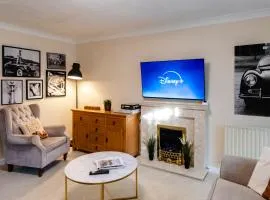 Chichester retreat house with free parking