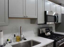 Unit 1 - Two bedroom condo with WiFi in awesome Washington - visit bitly link slash Nelsonpl1，位于华盛顿的酒店