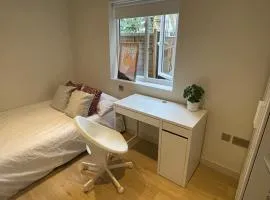 Kingston City Double Room with Shared Bathroom