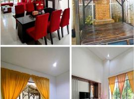 Cheery Home Surabaya 10 mins toll near Pakuwon Mall, hotel em Surabaya