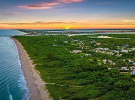 Hutchinson Island 2BR,2BA - Private Beach Access, atostogų būstas mieste Fort Pirsas