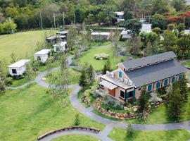 Bat Cave Glamping Khao Yai, hôtel acceptant les animaux domestiques à Wangkata