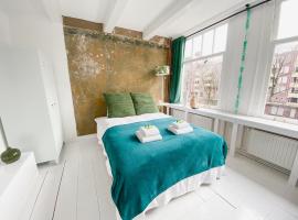 Large en-suite room in historic Canalhouse from 1729、アムステルダムのホテル