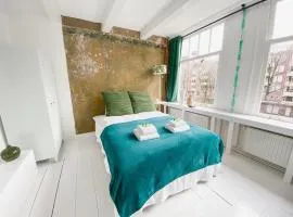 Large en-suite room in historic Canalhouse from 1729