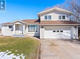 Country in the City - Spacious Rear Yard to Enjoy, cottage di Niagara