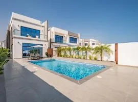 Sumptuous 4BR with Assistant Room in Al Dana Island, Sharm, Fujairah by Deluxe Holiday Homes