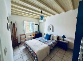 Stylish 2 Bd Escape Apt with Patio at Ornos Beach, hotel en Ornos