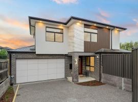 Superb Newly Built Family 4BR Townhouse in Burwood, hotel di Burwood