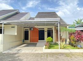 Homestay Griya Manggisan, hotel in Banyurojo