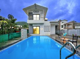 Villa ll EMPYREAN STAY ll 4BHK ll WHITE TIGER VILLA ll AC ll POOL ll LARGEST SWIMMING POOL ll NEW PROPERTY pilsētā Lonavala