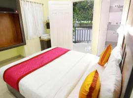 9 Base Cochin Airport hotel, hotelli kohteessa Nedumbassery