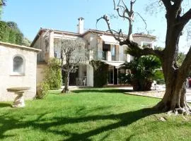 A lovely large Villa with a big swimming pool and gardens in a calm area of Cannes - 1921