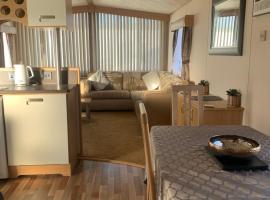 B58 3bed caravan, sleeps up to 8, free Wi-Fi, parking, hotel in Conwy