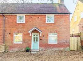 Charming 5-Bed Home with Garden and Parking