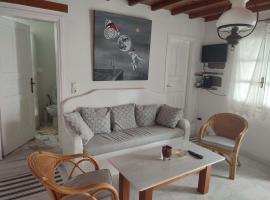 Ornos Beachside 2 Bd Stylish Apt w Private Patio, hotel en Ornos