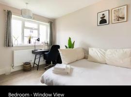 Charming Double Room Near Richmond Park Kingston Gate, hotell i Kingston upon Thames