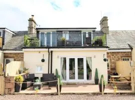 Berwick Upon Tweed - Norham - 15 Minutes From Beach - Dog Friendly - 3 Bedrooms 2 Bathrooms Cottage - Large Balcony - Private Garden - Off Street Parking - Quiet Rural Location - Fast Wifi