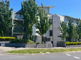 Entire Place 2BR 1BATH 1PARKING in Box Hill South, hotel a Burwood