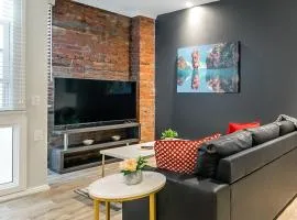 Sleeps 6 - Boutique 2BR Apartment on James St N