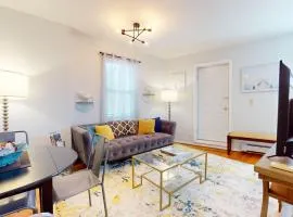 Chic 2br With Modern Comforts