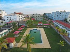 Silver Sand Eco Resort !! Beachfront !! With Biggest Pool And Huge Open Area !! Ideal for Weddings !! COUPLE FRIENDLY !! Enjoy Free Bonfire !!: Mandarmani şehrinde bir otel