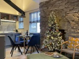 Spacious - Contemporary 2BR Apartment - Central Ambleside - Parking