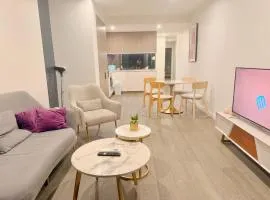 Valley Central Boutique Apartment - Free Carpark & Pet Friendly