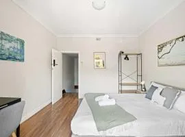 Rustic Queen Room in Glebe - Next to USYD - Shared Bathroom