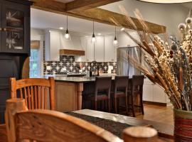 Susan Lane Hideaway - 4BR, 3BA Renovated Home, Close to Skiing and Town with Lift Ticket Deals, hotel in Rutland