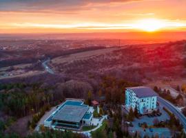 Hotel Helen, viešbutis su baseinais mieste Bakeu