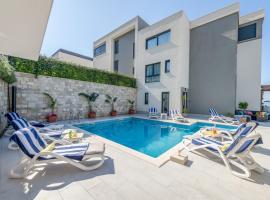 Luxury villa Blue Sky, private pool, breakfast, hotel u Podstrani