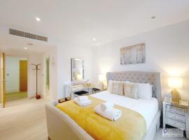 Viesnīca 3 Bed Serviced Apartment in Battersea - River views Londonā