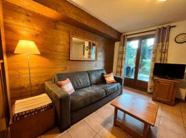 Appartement triplex avec piscine, parking, animaux acceptés - FR-1-624-169, Hotel in Samoëns