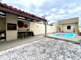 Casa com piscina , ar condicionado e churrasqueira no balneário Eliana