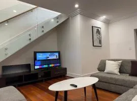 Stylish 3BR House with parking & ICC&Darling Harbour-8 mins walk