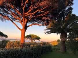 Le Tropézien - Vue Mer à 180, 3 chambres, jardin & piscine, hôtel à Saint-Tropez