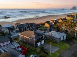 Pacific Breeze Ocean Views Steps to Cannon Beach Airy Coastal Retreat