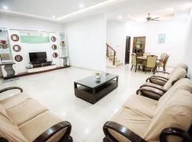 Homestay Miri Four Bedroom 17pax