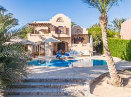 Cozy villa with private pool in Upper Nubia, отель в Хургаде