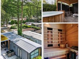 VELUWE HOENDERLOO LUXURY CHALETS WITH PRIVATE SAUNA AND HOT TUB - Swimming Pool Tennis Court Supermarket Bowling Alley Theatre and Entertainment for Children, hotel v destinácii Hoenderloo