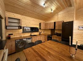 Stylish Alpine Ski Chalet Tirol, hotel en Borovets